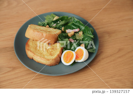 シンプルな朝食プレート トーストとサラダとゆで卵 139327157