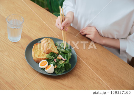 シンプルな朝食プレート トーストとサラダとゆで卵 139327160