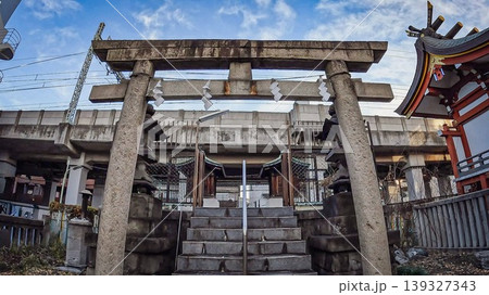 東京、大田区の大森神社 青空と鳥居・社殿の風景 東京、大田区の大森神社 青空と鳥居・社殿の風景 139327343