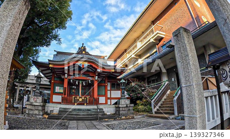 東京、大田区の大森神社　青空と鳥居・社殿の風景 139327346