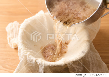 鰹出汁をガーゼで濾す 139327432