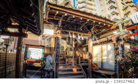 東京、都会のビルに囲まれた美原不動院の風景 139327462