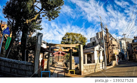 東京都大田区東貫森稲荷神社の境内と青空 東京都大田区東貫森稲荷神社の境内と青空 139327528