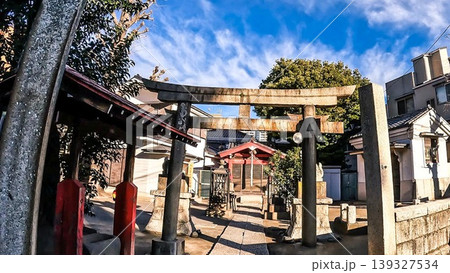 東京都大田区東貫森稲荷神社の境内と青空 東京都大田区東貫森稲荷神社の境内と青空 139327534