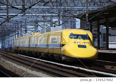 【JR西日本】923形3000番台〜ドクターイエロー〜(山陽新幹線:西明石駅) 【JR西日本】923形3000番台〜ドクターイエロー〜(山陽新幹線:西明石駅) 139327662