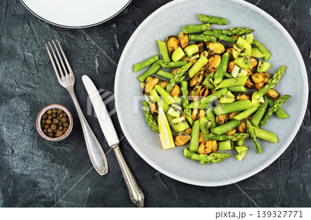 Gourmet mussels and asparagus salad with kiwi Gourmet mussels and asparagus salad with kiwi 139327771