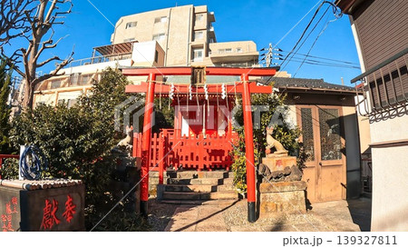 東京、伏見仲町稲荷神社の参道と趣のある街並み 東京、伏見仲町稲荷神社の参道と趣のある街並み 139327811