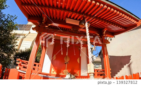 東京、伏見仲町稲荷神社の社殿とくつろぐ猫 東京、伏見仲町稲荷神社の社殿とくつろぐ猫 139327812