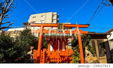 東京、伏見仲町稲荷神社の参道と趣のある街並み 東京、伏見仲町稲荷神社の参道と趣のある街並み 139327813