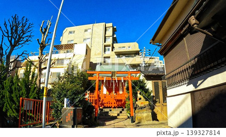 東京、伏見仲町稲荷神社の参道と趣のある街並み 東京、伏見仲町稲荷神社の参道と趣のある街並み 139327814