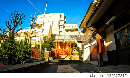 東京、伏見仲町稲荷神社の参道と趣のある街並み 東京、伏見仲町稲荷神社の参道と趣のある街並み 139327815