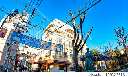 東京、立会川龍馬通り繁栄会の街並みと坂本龍馬像(品川区) 東京、立会川龍馬通り繁栄会の街並みと坂本龍馬像(品川区) 139327818