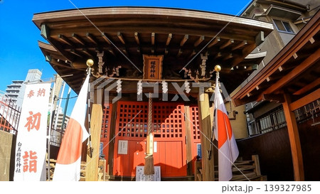 東京の街角に佇む白玉稲荷神社と朱色の拝殿 139327985