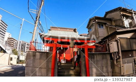 東京の街角に佇む白玉稲荷神社と朱色の鳥居 東京の街角に佇む白玉稲荷神社と朱色の鳥居 139327987