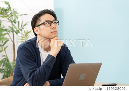 悩む男性 疲労 悩む男性 疲労 139328091