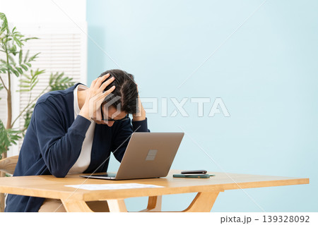 悩む男性 疲労 悩む男性 疲労 139328092