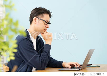 悩む男性　疲労 139328094