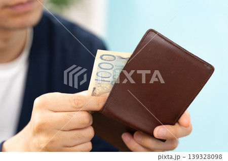 金欠の男性　財布　手元 139328098