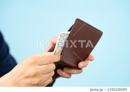 金欠の男性　財布　手元 139328099