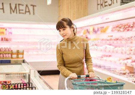 スーパーマーケットで買い物をする女性 スーパーマーケットで買い物をする女性 139328147