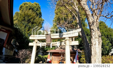東京、鮫洲八幡神社の社殿と青空（品川区） 139328152
