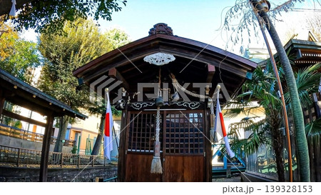 東京、鮫洲八幡神社の社殿と青空（品川区） 139328153