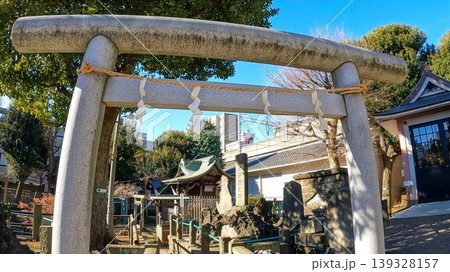 東京、鮫洲八幡神社の社殿と青空（品川区） 139328157