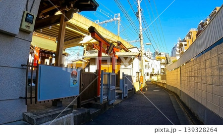 東京、線路沿いに鎮座 青雲稲荷神社の鳥居と社殿 東京、線路沿いに鎮座 青雲稲荷神社の鳥居と社殿 139328264