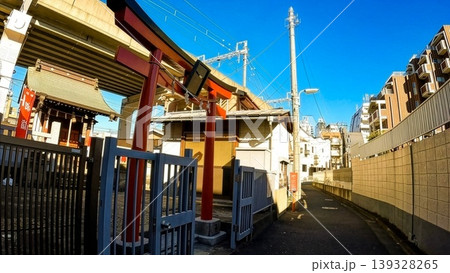 東京、線路沿いに鎮座 青雲稲荷神社の鳥居と社殿 東京、線路沿いに鎮座 青雲稲荷神社の鳥居と社殿 139328265