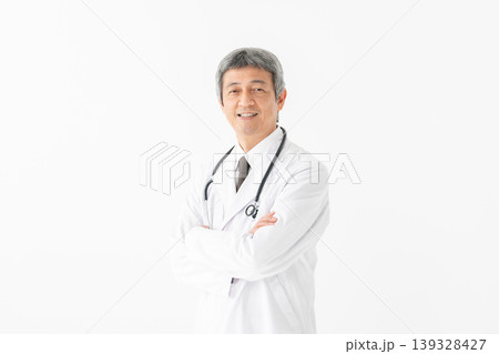 医療　白衣の男性　聴診器 139328427