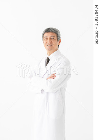 医療　白衣の男性　 139328434
