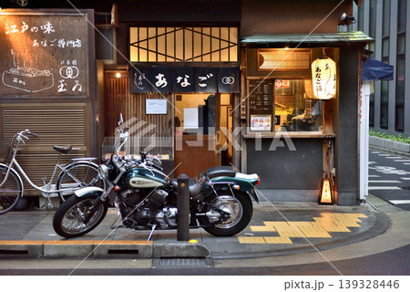 老舗あなご屋の前に停まる大型バイク 139328446