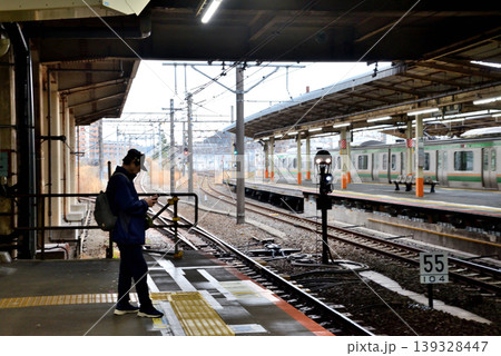 JR大船駅ホームで横須賀線のぼりを待つ人 139328447