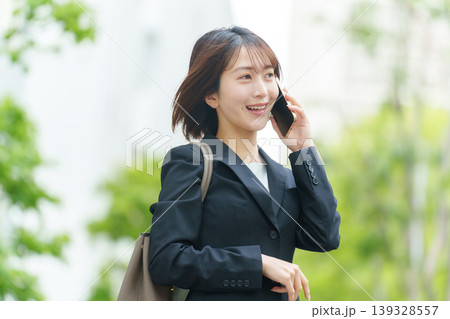 ビジネス　女性　屋外　通話 139328557