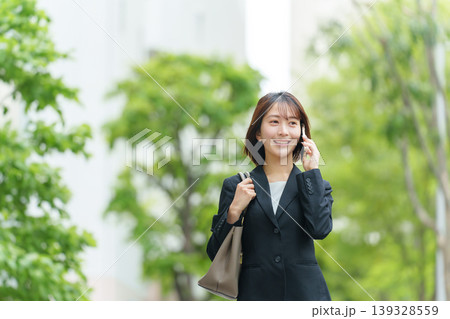 ビジネス 女性 屋外 通話 ビジネス 女性 屋外 通話 139328559