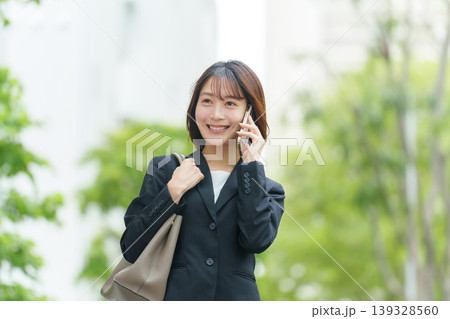 ビジネス 女性 屋外 通話 ビジネス 女性 屋外 通話 139328560
