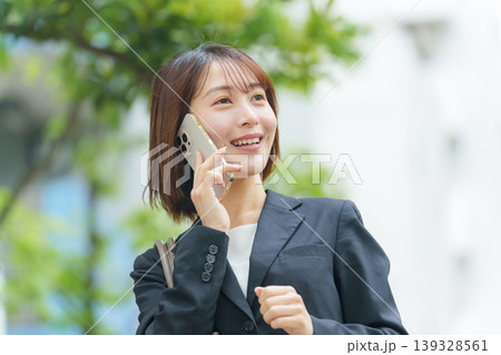 ビジネス 女性 屋外 通話 ビジネス 女性 屋外 通話 139328561