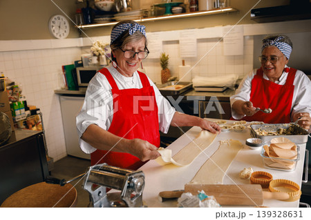 Caucasian baking teacher guiding helper in cozy...の写真素材 [139328631] - PIXTA