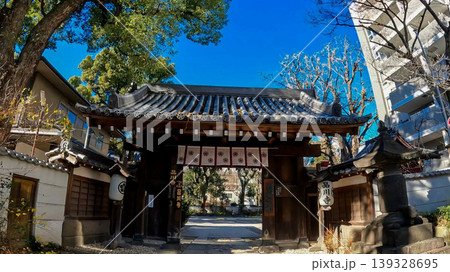 東京、江戸六地蔵 第一番 品川寺の山門 139328695