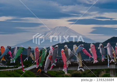 富士山に向かって泳ぐ鯉のぼり 富士山に向かって泳ぐ鯉のぼり 139328884