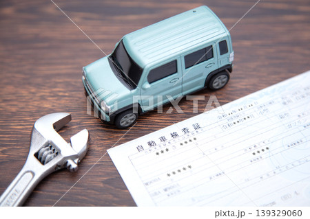 車検イメージ 車と車検証 車検イメージ 車と車検証 139329060