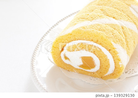 マンゴーロールケーキ マンゴーロールケーキ 139329130
