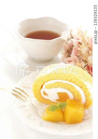 マンゴーロールケーキと紅茶 139329135