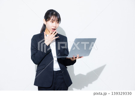 ノートパソコンを抱えた女性　 139329330