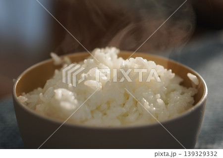 湯気が立ち昇る炊きたてのご飯と茶碗 139329332