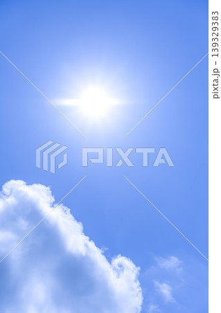 夏の青空と太陽光が広がる空の背景素材　横浜 139329383