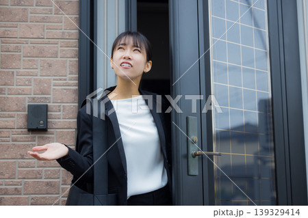 傘をさすビジネスウーマン 傘をさすビジネスウーマン 139329414