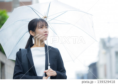 傘をさすビジネスウーマン 139329418