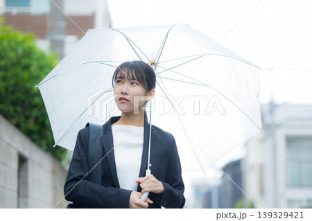 傘をさすビジネスウーマン 傘をさすビジネスウーマン 139329421