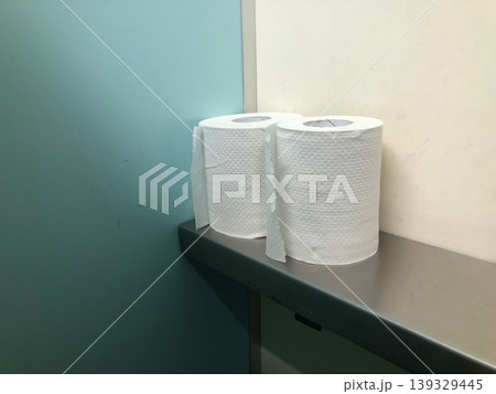 公衆トイレのトイレットペーパー 139329445